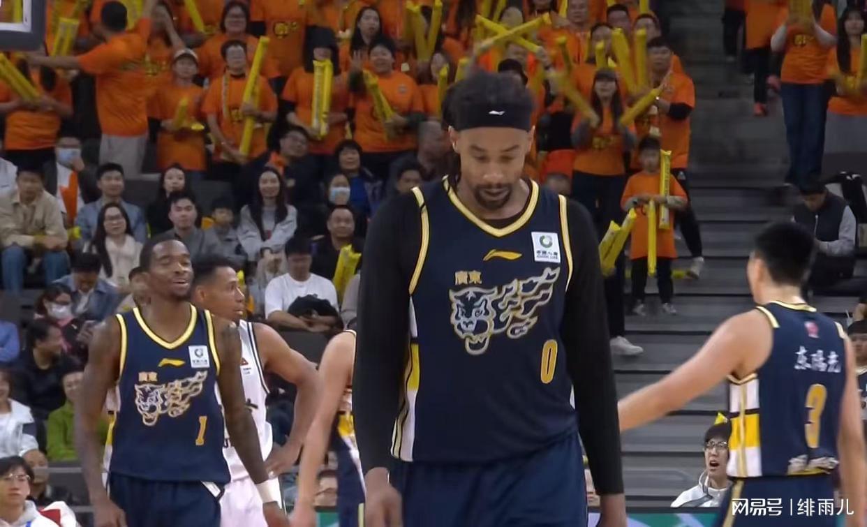 开云官网-貌合神离？萨林杰庆生惨遭区别对待，或被广东队彻底放弃！